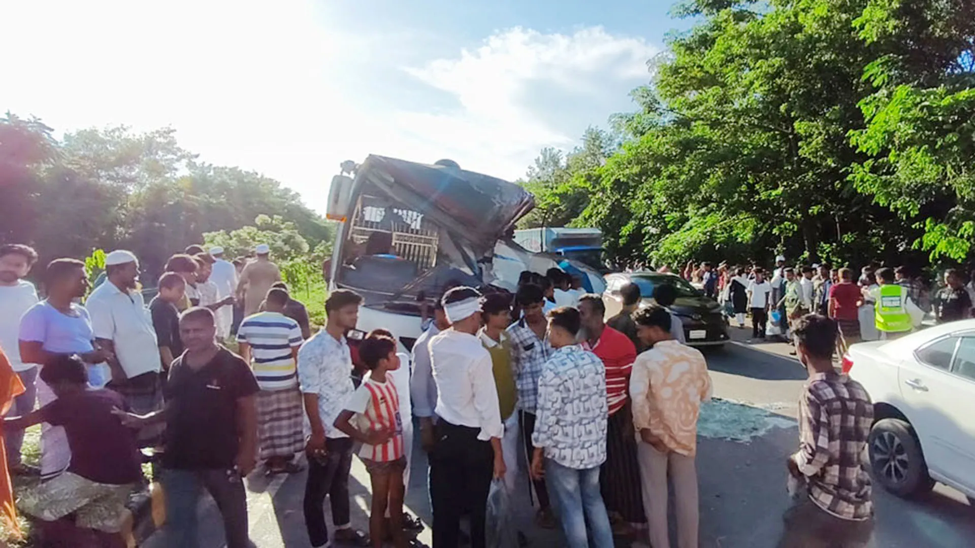 পালকির পেছনে হানিফ পরিবহনের ধাক্কা, ২ যাত্রীসহ নিহত ৩